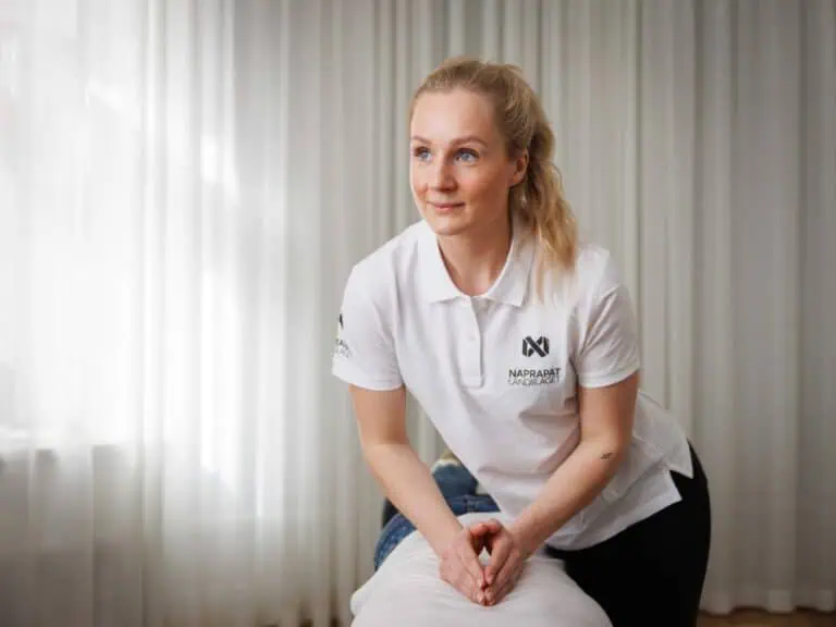 Kvinnlig naprapat behandlar patients rygg