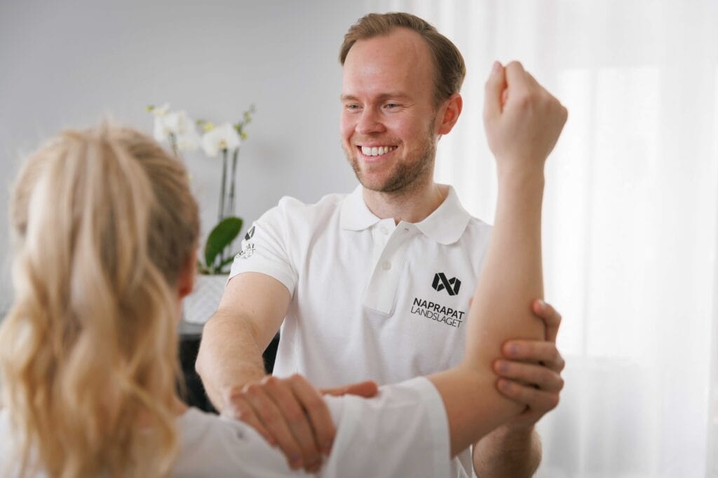 Komplementär behandling av rygg- och ledsmärta av naprapat.