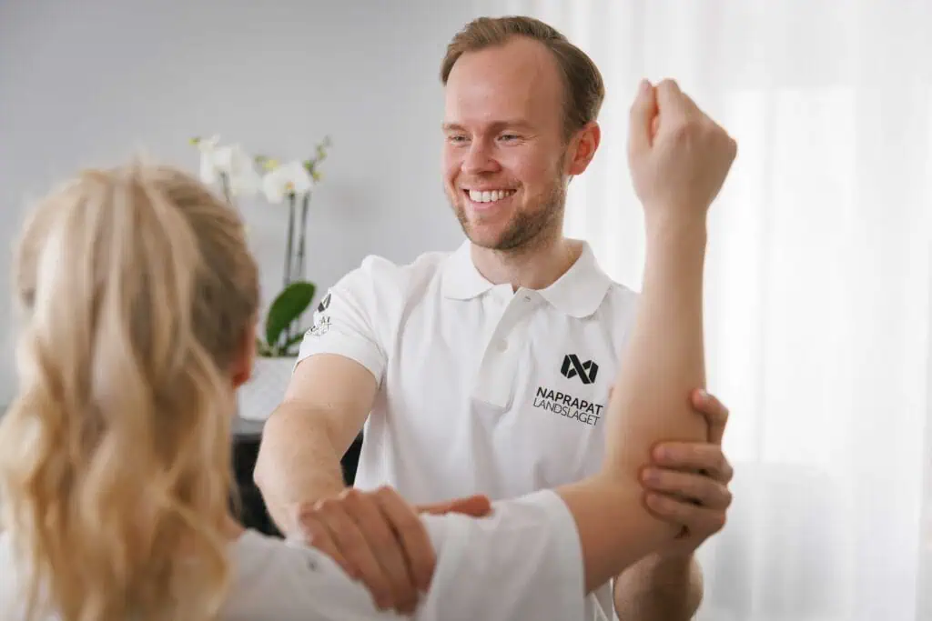 Komplementär behandling av rygg- och ledsmärta av naprapat.