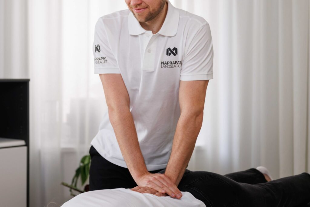 Naprapat som behandlar muskler och leder för smärtlindring.